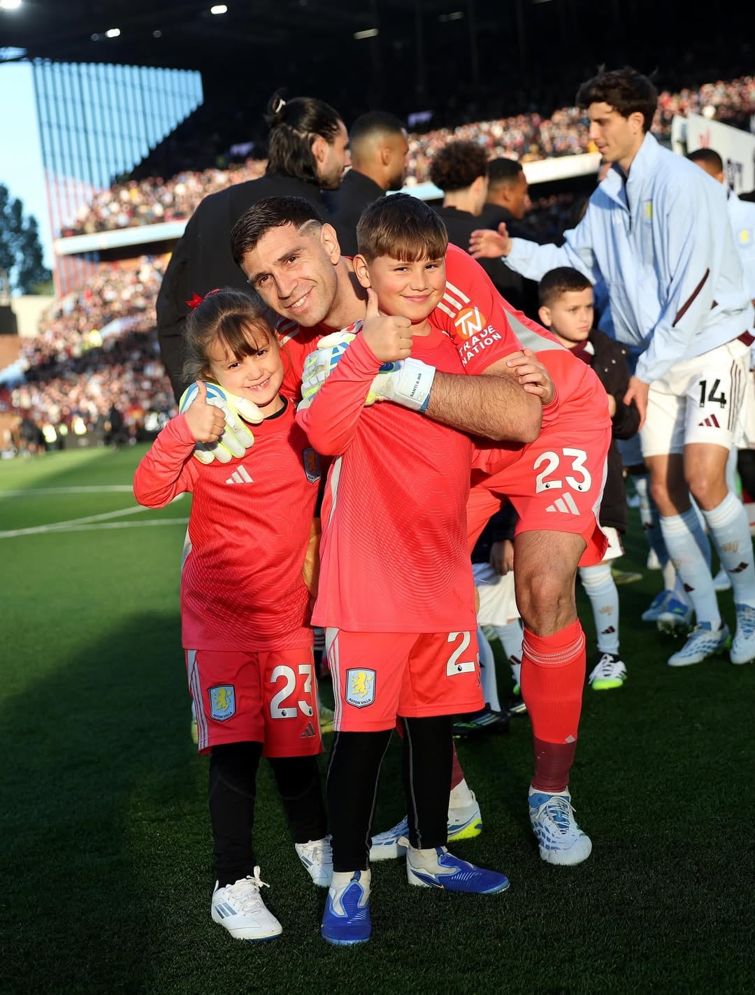 Los hijos del campeón del mundo estuvieron presentes en la clasificación del Aston Villa a la Champions League
