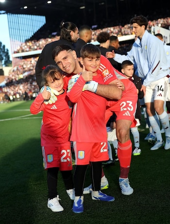 Dibu Martínez durante los festejos de hoy del Aston Villa