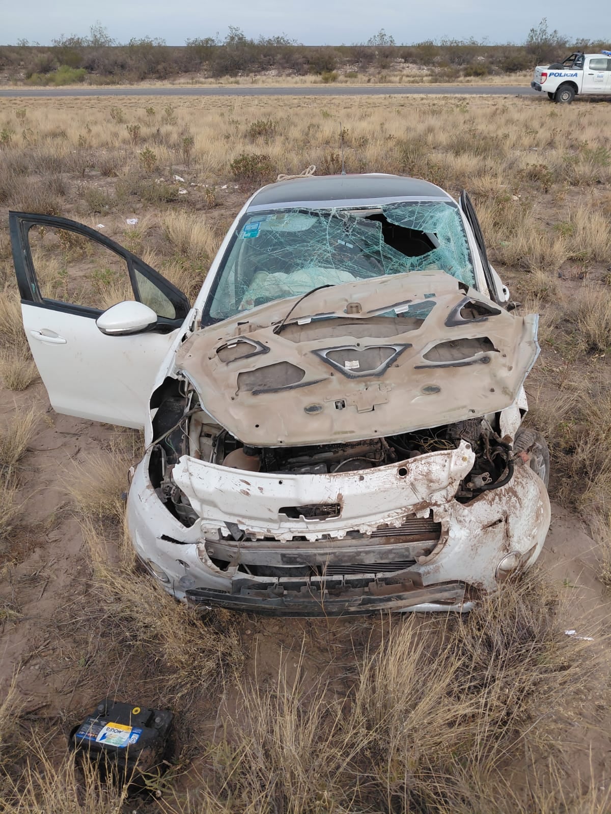 Una pareja de Tres Arroyos volcó en la Ruta 20. La mujer falleció, el hombre está internado en estado grave (Policía de La Pampa)