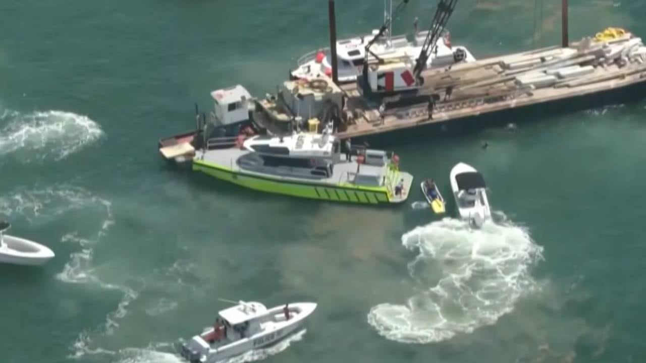 La barcaza de construcción de 33 metros transportaba escombros y colisionó lateralmente con un catamarán cerca de la isla Hibiscus, una zona muy transitada de Miami. (Capturas de video)