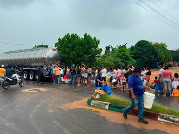 Los carrotanques fueron habilitados como medida de contingencia para garantizar el suministro temporal de agua a los habitantes afectados. - crédito La Voz del Cinaruco