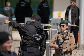 Policías y militares turcos aseguran la zona tras un ataque de hombres armados en un edificio que alberga el consulado de Israel en Estambul, Turquía, el martes 7 de abril de 2026
(Foto AP/Khalil Hamra)