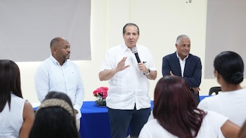 El ministro de Salud, Víctor Atallah, visitó centros de salud de Azua y Peravia para revisar la situación de la malaria y pedir que continúen las acciones preventivas. (Foto cortesía ministro de Salud)