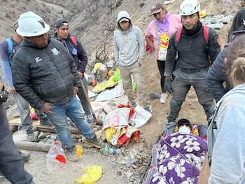 Rescatan con vida a un