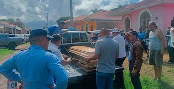 Las ceremonias estuvieron marcadas por muestras de solidaridad de vecinos y amigos. (FOTO: La Tribuna)