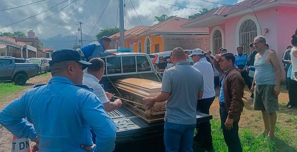 Las ceremonias estuvieron marcadas por muestras de solidaridad de vecinos y amigos. (FOTO: La Tribuna)