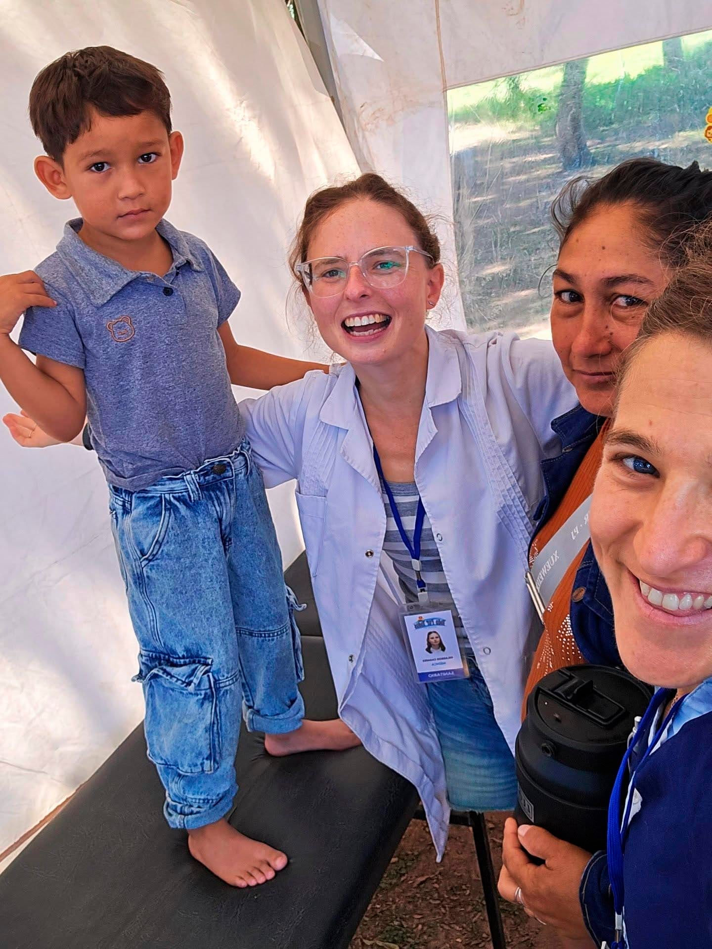 Paula Pareto, reconocida deportista y médica, junto a su equipo y miembros de la comunidad local