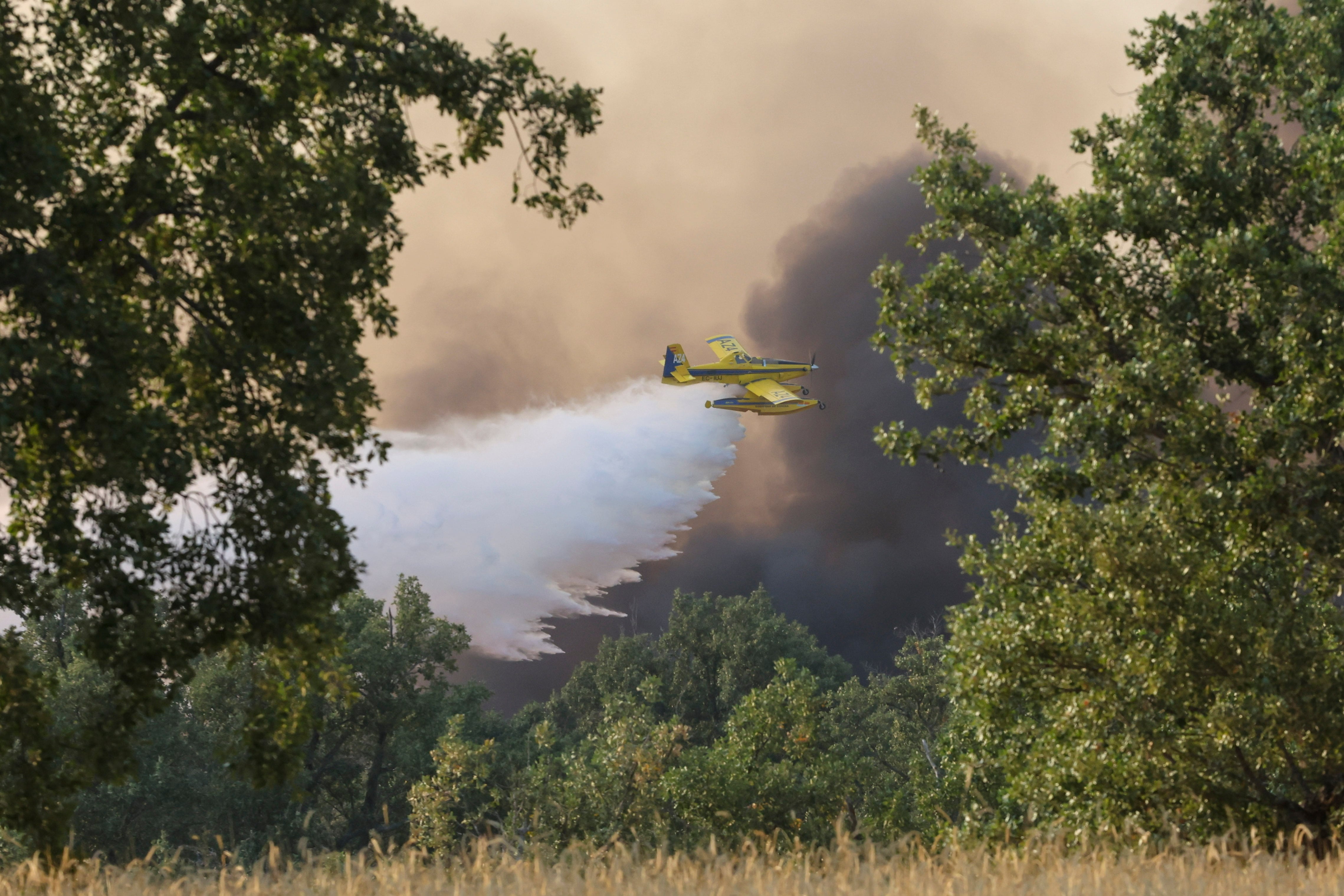 Un hidroavión lanza agua sobre el incendio de Fermoselle (Zamora). (EFE/J.M.García)