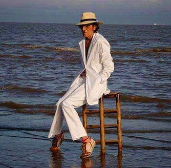 "Yo ya soy parte del mar", canta en Mientras miro las nuevas olas, el tema de Serú de 1980