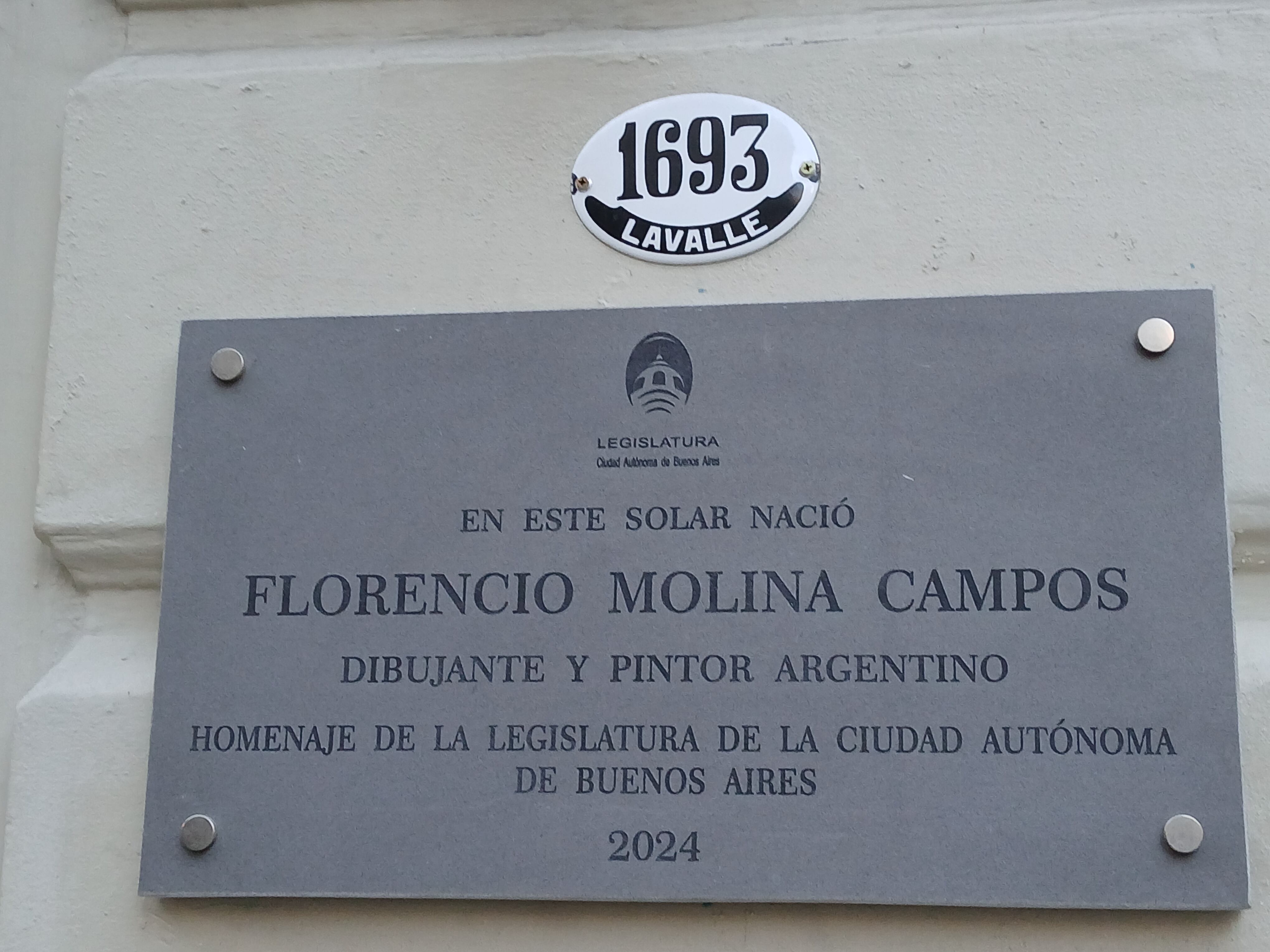 La placa de la Legislatura porteña en el solar donde nació Florencio Molina Campos, en el centro de Buenos Aires