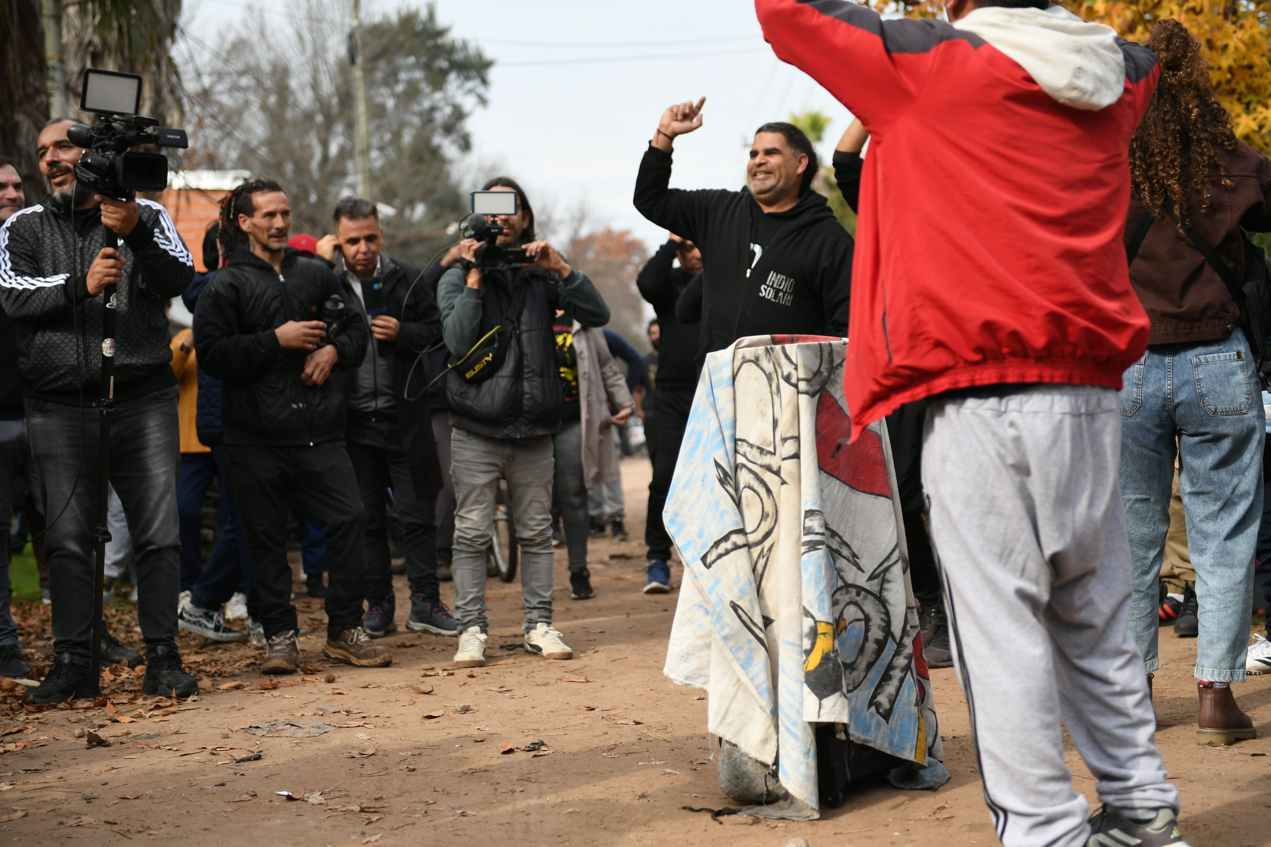 Fanáticos del Indio Solari en su casa de Ituzaingó (RS Fotos)