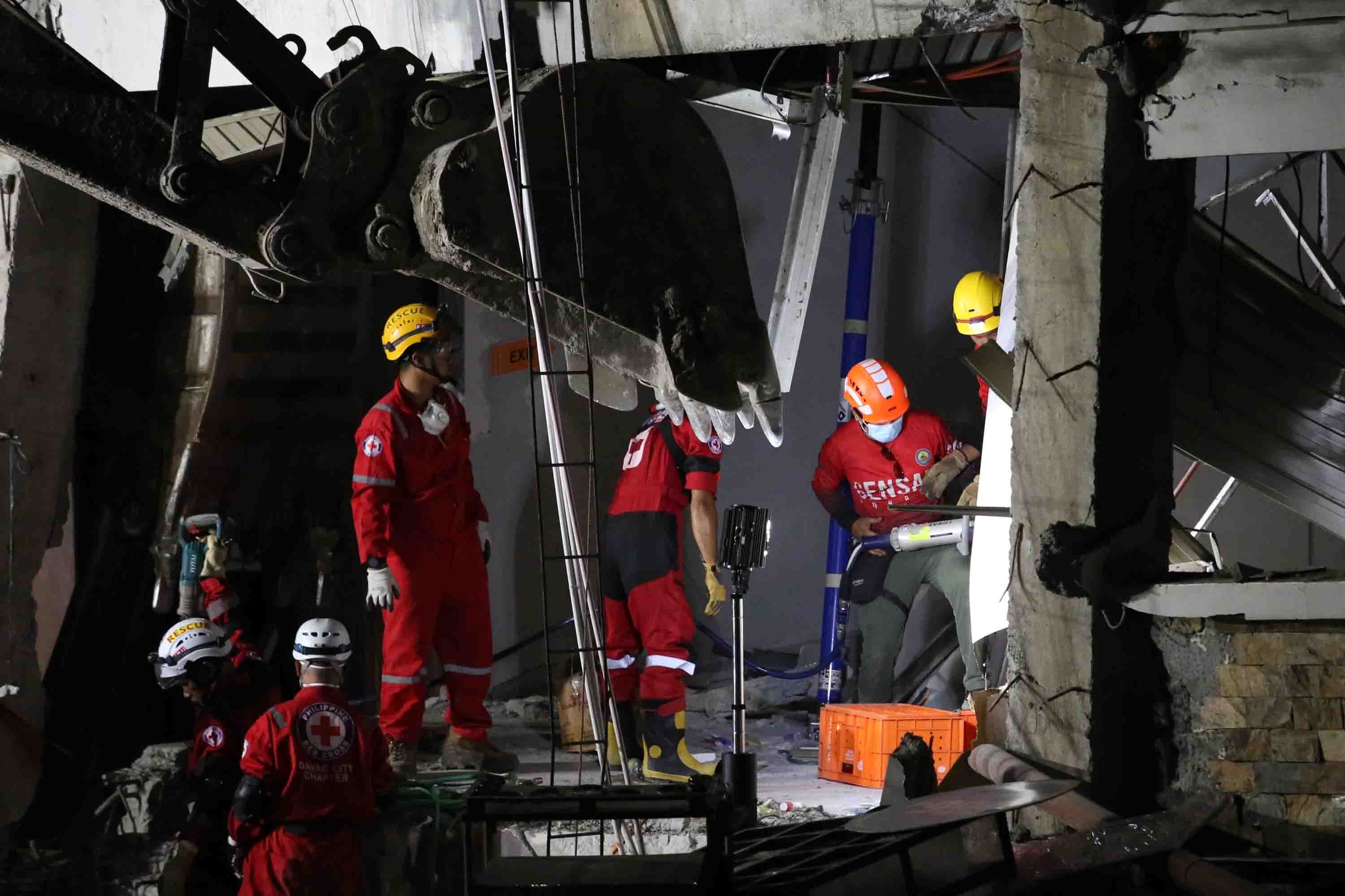 Los equipos de rescate utilizan maquinaria pesada mientras llevan a cabo una operación de búsqueda y rescate en un edificio dañado, el martes 9 de junio de 2026 (AP/Basilio Sepe)