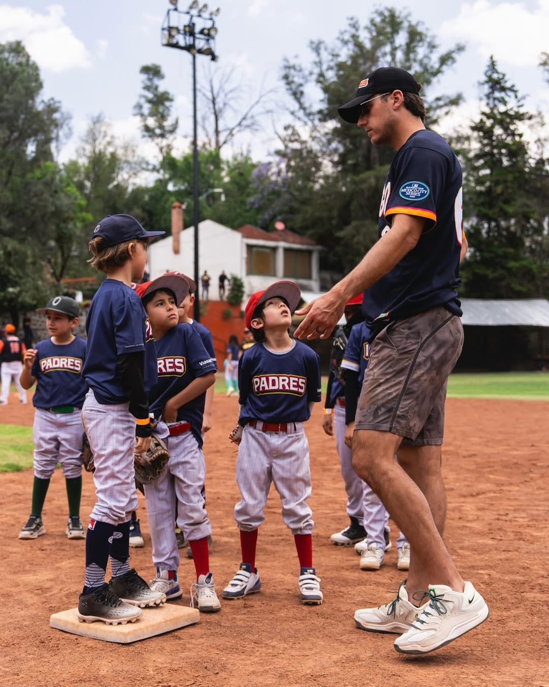 Manny Machado y Xander Bogaerts destacan entre las figuras de Grandes Ligas que compartieron consejos y motivación con los jóvenes peloteros. (Instagram/ @padres)