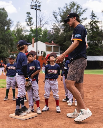 Manny Machado y Xander Bogaerts destacan entre las figuras de Grandes Ligas que compartieron consejos y motivación con los jóvenes peloteros. (Instagram/ @padres)
