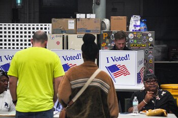 Un hombre vota en Pensilvania (REUTERS/Jeenah Moon)
