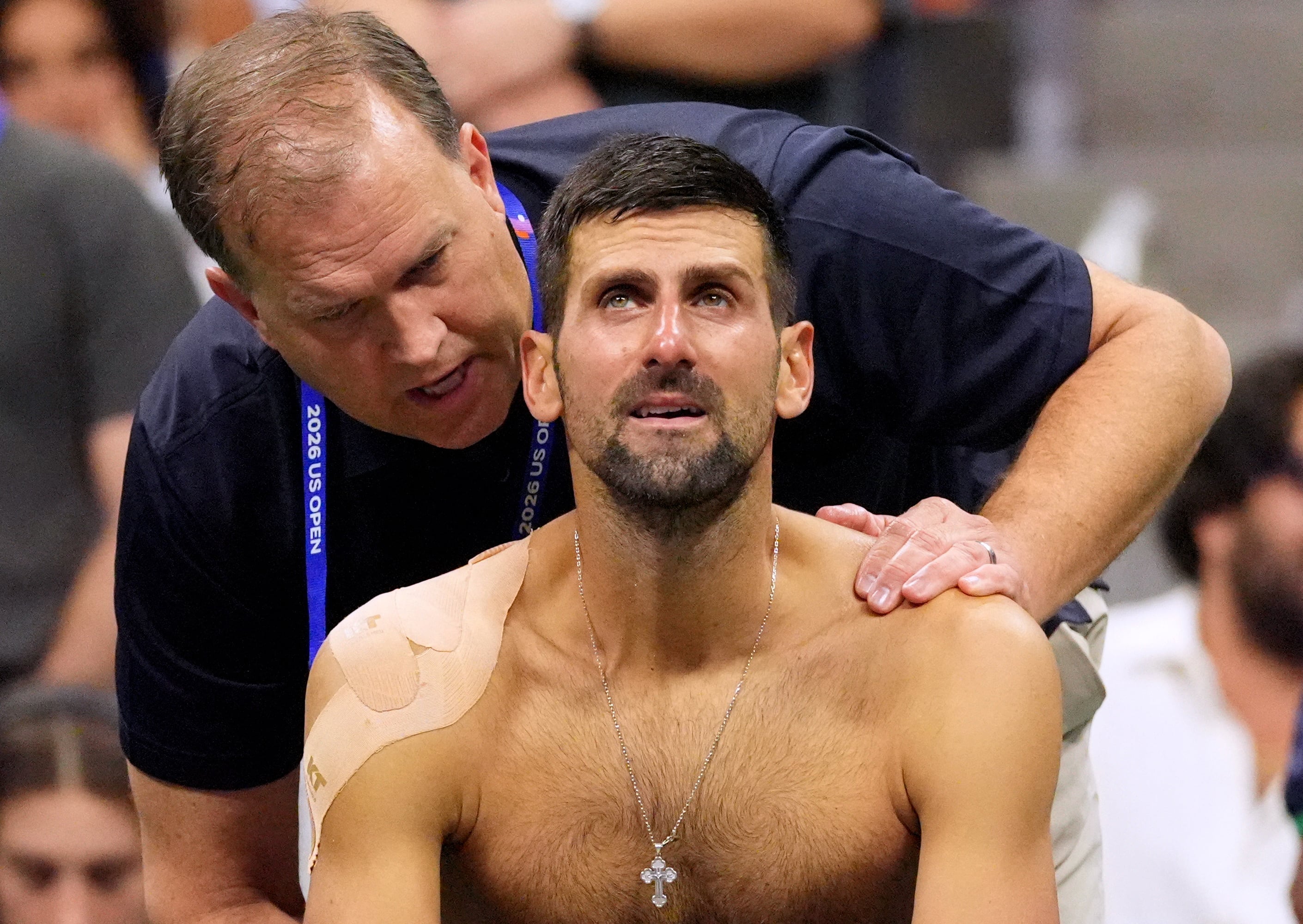 Novak Djokovic recibe atención médica durante su partido ante Mariano Navone en el US Open (Crédito: REUTERS/Robert Deutsch)