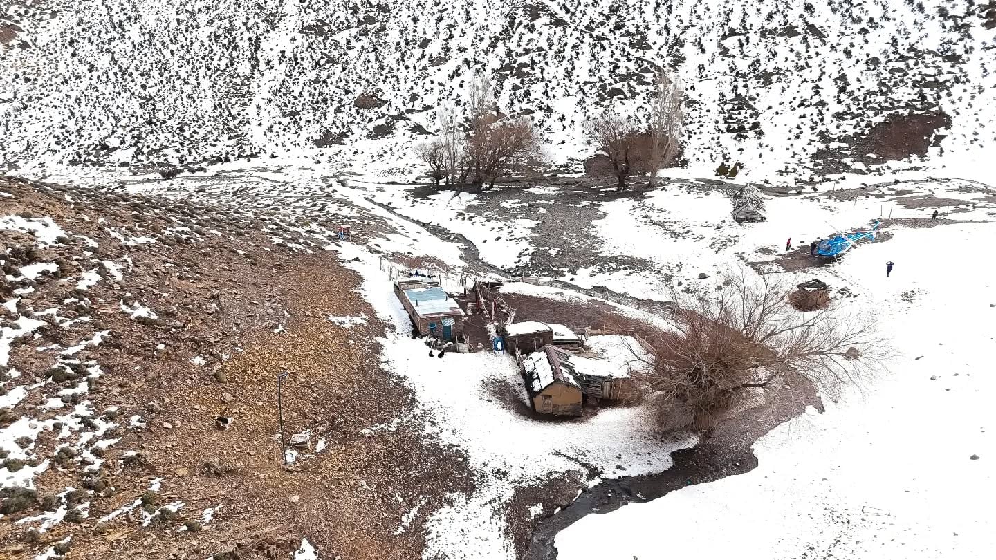 La nieve acumulada de hasta 70 centímetros impidió el acceso terrestre al puesto rural y obligó a activar un vuelo sanitario en Neuquén