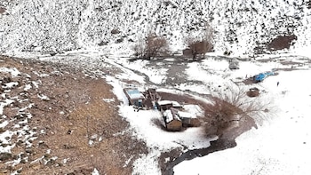 La nieve acumulada de hasta 70 centímetros impidió el acceso terrestre al puesto rural y obligó a activar un vuelo sanitario en Neuquén