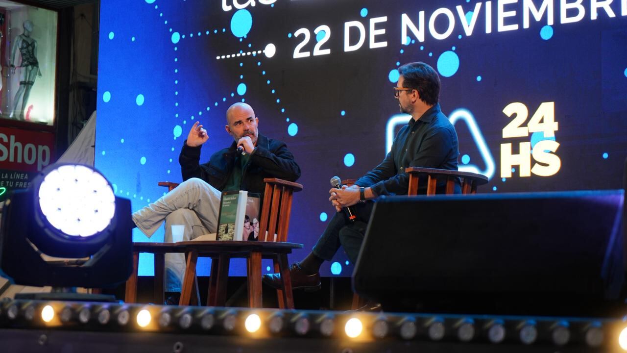 Eduardo Sacheri entrevistado por Patricio Zunini, en uno de los momentos vividos en La Noche de las Librerías