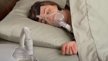 Las mujeres sufren más de apnea del sueño que los hombres, según un estudio