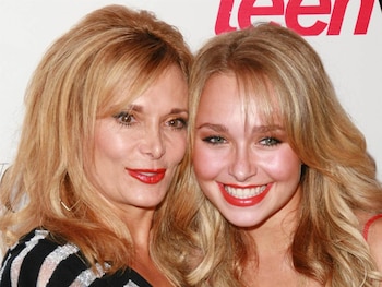 19/08/2026 Hayden Panettiere y su madre, Lesley Vogel.
Mientras continúan las incógnitas sobre la trágica muerte de la actriz Hayden Panettiere el pasado domingo con solo 36 años horas después de viajar de Los Ängeles a Carolina del Sur con su novio Brian Hickerson, con el que mantenía una relación tumultuosa y al que incluso llegó a denunciar por maltrato en 2020 -aunque se apunta a que podría haber fallecido por un paro cardíaco tras sufrir una sobredosis-, la madre de la protagonista de 'Héroes' o 'Nashville' ha roto su silencio para señalar directamente a la pareja de su hija.
NORTEAMÉRICA ESTADOS UNIDOS SOCIEDAD
CONTACTO PHOTO