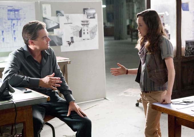 Elliot Page junto a Leonardo DiCaprio en una escena de