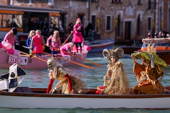 El Carnevale de Venecia resalta por la elegancia de sus máscaras, trajes históricos y celebraciones en plazas y canales de la ciudad (REUTERS/Claudia Greco)