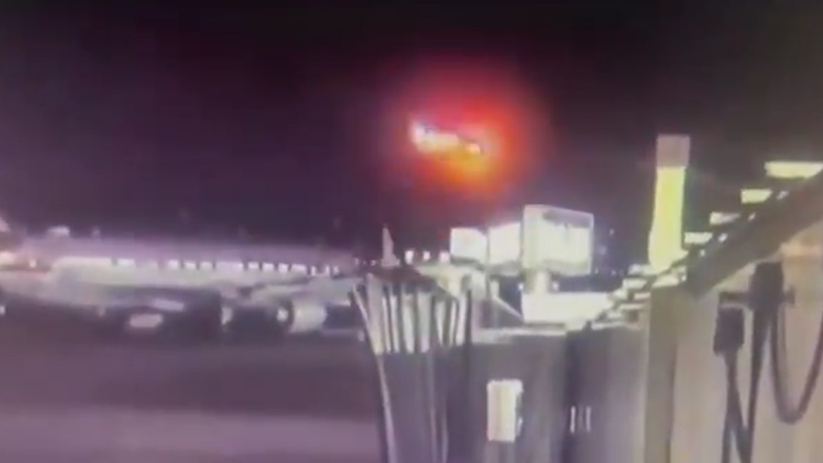 Un nuevo video reveló el momento del impacto entre el helicóptero militar Black Hawk y el avión de American Airlines en Washington D.C.