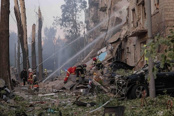 Bomberos trabajan para apagar el