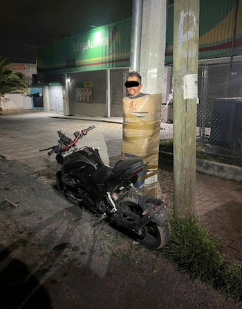 Los casos comenzaron a difundirse en Lagos de Moreno durante junio, cuando al menos cinco personas fueron encontradas atadas a postes de luz con cinta adhesiva. (Crédito: redes sociales)