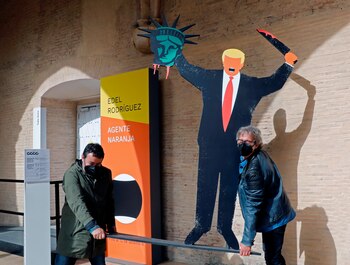 El Centre del Carme presenta la exposición "Edel Rodríguez. Agente naranja", que reúne creaciones del director de arte de la revista Time, como ilustraciones y caricaturas del expresidente de EEUU Donald Trump.EFE/ Juan Carlos Cardenas