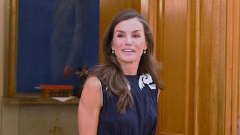 La Reina Letizia, espectacular, rescata su vestido boho-chic de Antik Batik y triunfa