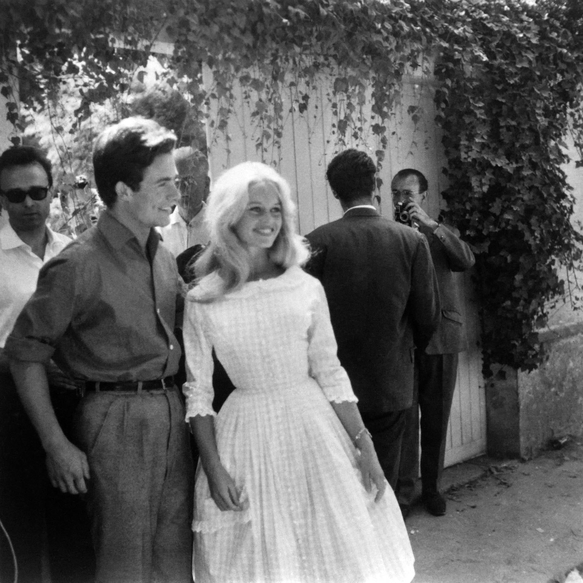El vestido nupcial de cuadros vichy utilizado por la actriz en 1959 integró este estampado doméstico a la moda formal (Photo by AFP)