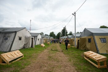 Un campamento del ejército bielorruso cerca de la aldea de Tsel, a unos 90 kilómetros (unas 55 millas) al sureste de Minsk, Bielorrusia (AP Foto/Alexander Zemlianichenko)