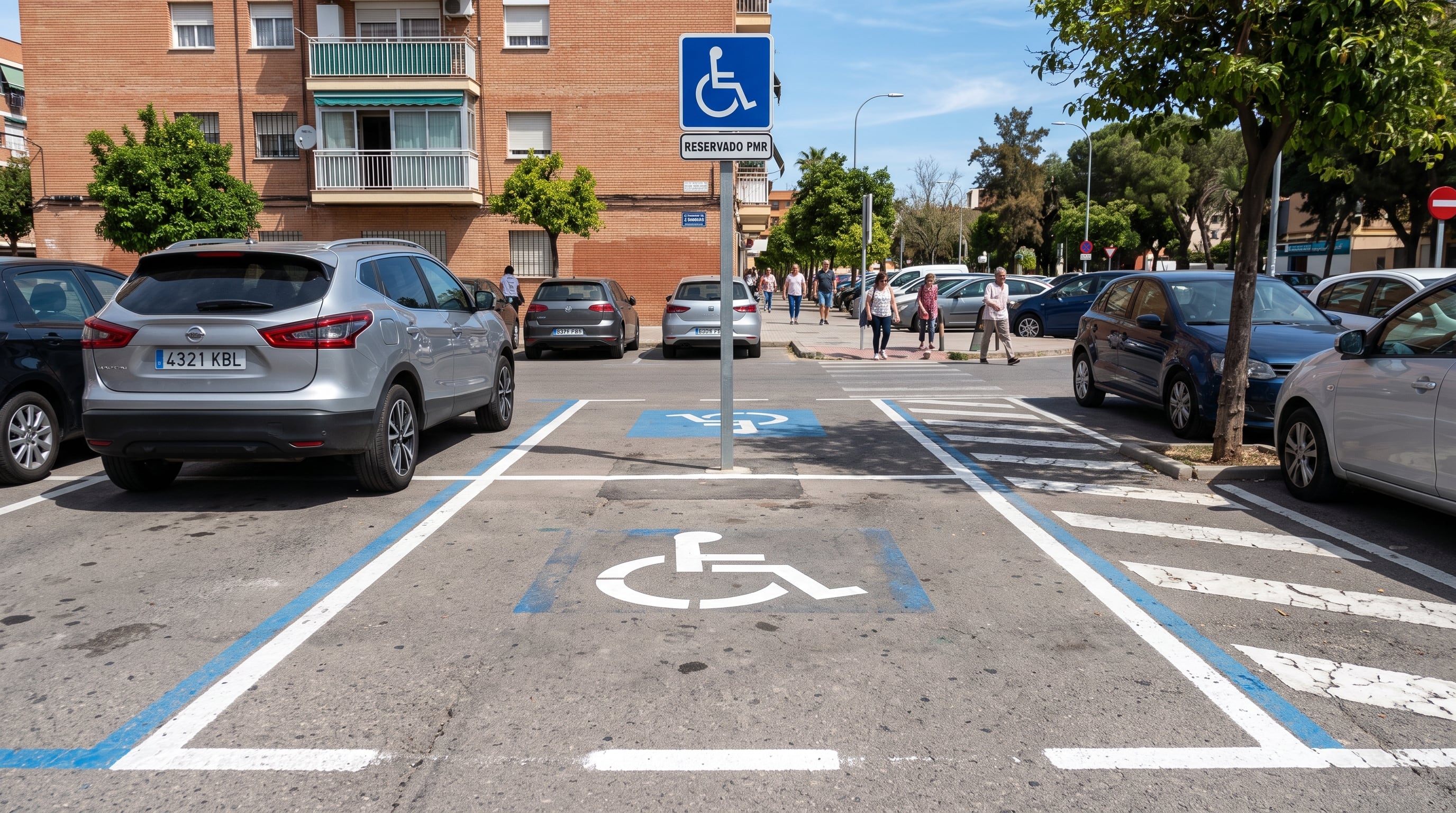 Una plaza de aparcamiento reservada para personas con movilidad reducida se ubica en una calle residencial de España con la señalización correspondiente. (Imagen Ilustrativa Infobae)