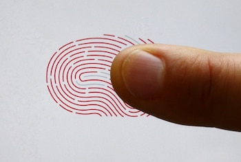 Datos biométricos cifrados y control de dispositivos autorizados, la apuesta de seguridad en cerraduras inteligentes - REUTERS/Fabrizio Bensch