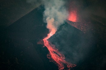 Tras pasar prácticamente medio día sin apenas actividad, hoy lunes a las 18:45 la erupción del volcán Cumbre Vieja ha comenzado nuevamente a expulsar lava entre explosiones intermitentes. EFE/Ángel Medina G.