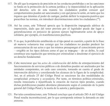 Página de documento legal con párrafos numerados del 117 al 121. El texto discute la constitucionalidad de una ley