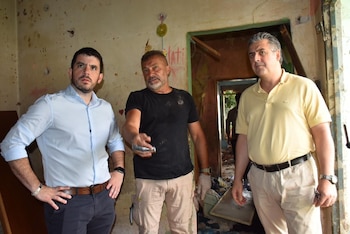 A la izquierda, el intendente