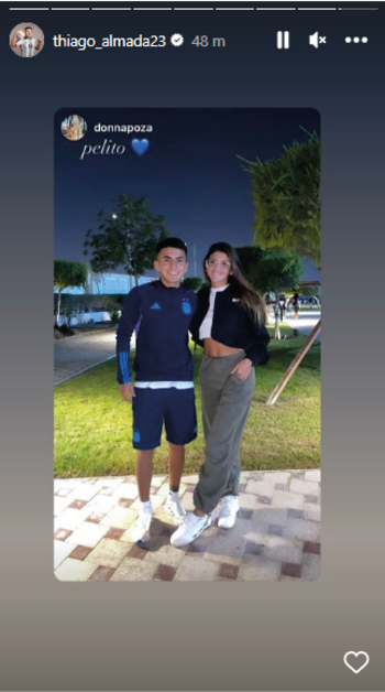 Thiago Almada con su pareja