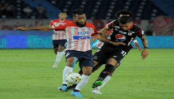 Junior, de la mano de