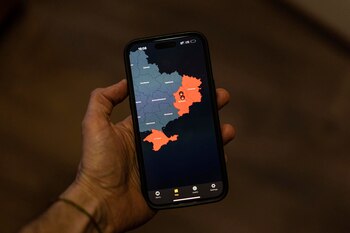 Un hombre toma una foto