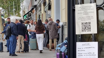 Mónica viajó al hotel ficticio ‘Palacio Central de Madrid’ y al llegar se encontró con 50 personas estafadas en la puerta: “Tiene comentarios buenos en Booking”