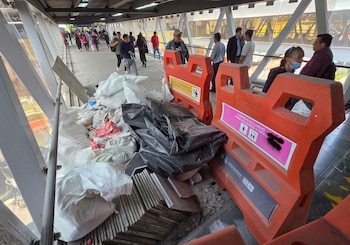 CIUDAD DE MÉXICO, 09ABRIL2026.- Entre penumbras, escombro y polvo, usuarios de las líneas 2 y 8 del metro, lidian día con día para trasladarse entre las estaciones y trasbordos que se encuentran en remodelación.
FOTO: ROGELIO MORALES/CUARTOSCURO.COM