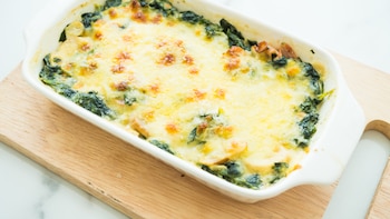 Espinacas a la crema gratinadas, una receta fácil y riquísima para salvar la comida en cualquier día de la semana