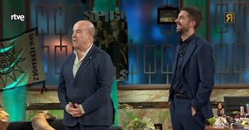 El actor recibió un homenaje del equipo y animó al público a seguir el programa tras el verano.
