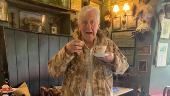 Benjamin Slade con un helicóptero, una de las habilidades exigidas a sus candidatas