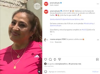 Captura de pantalla de una red social con la foto de una mujer sonriente que viste camiseta rosa y cadenas doradas al cuello