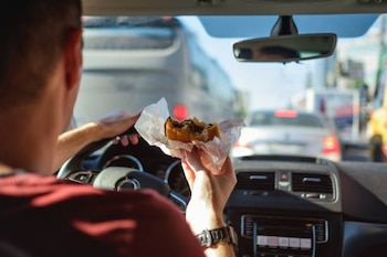 La ingesta de comida o líquidos al volante reduce la capacidad de reacción frente a imprevistos