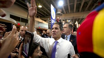 Juan Guidó saludó a los venezolanos luego del acto en el Centro de Convenciones del Aeropuerto de Miami (AFP)